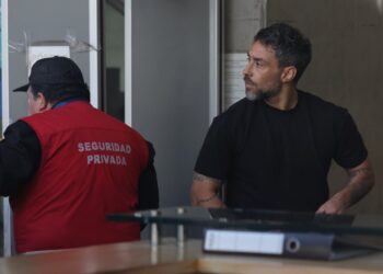 El tribunal confirma el arresto domiciliario nocturno de Jorge Valdivia al desestimar la apelación del denunciante.