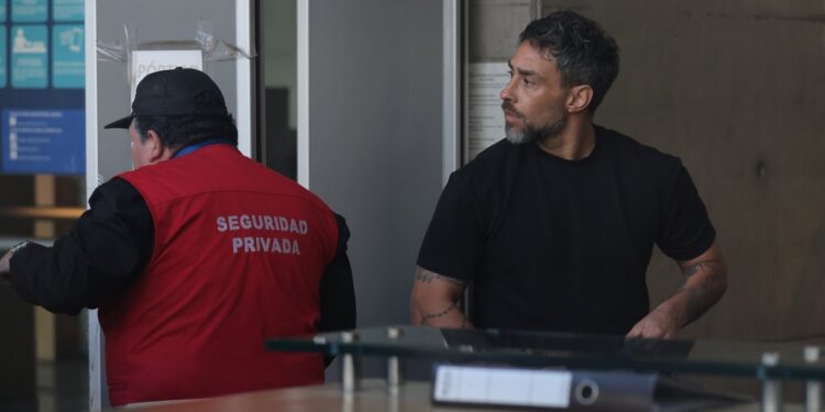 El tribunal confirma el arresto domiciliario nocturno de Jorge Valdivia al desestimar la apelación del denunciante.