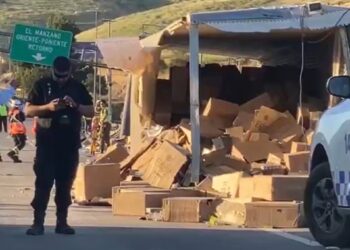 Investigan un posible tiroteo antes del accidente de un camión en la ruta 5 Norte, que resultó en la muerte de dos personas.