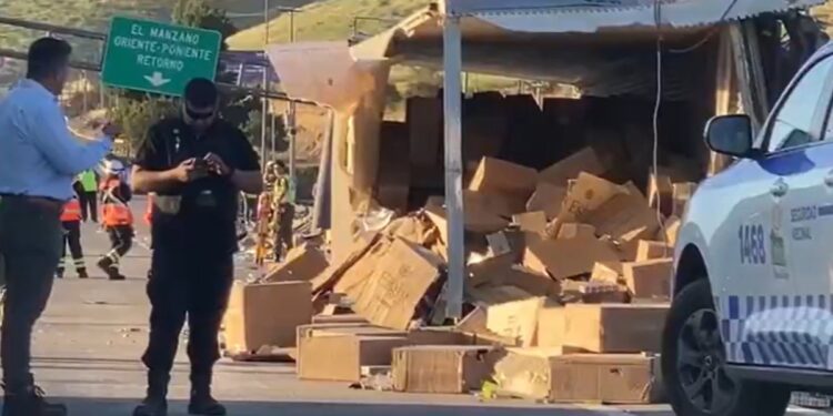 Investigan un posible tiroteo antes del accidente de un camión en la ruta 5 Norte, que resultó en la muerte de dos personas.