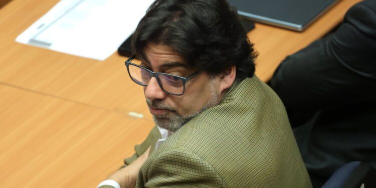 El tribunal reanuda la investigación contra Daniel Jadue en el caso de Farmacias Populares y detiene la preparación del juicio oral.