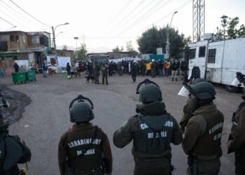 En medio de amenazas de atentados y resistencia, las autoridades inician el desalojo de la toma Dignidad en La Florida.