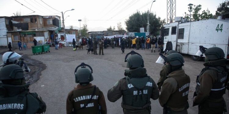 En medio de amenazas de atentados y resistencia, las autoridades inician el desalojo de la toma Dignidad en La Florida.