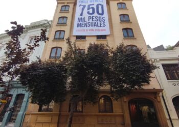 «Chile merece un ingreso mensual de 750 mil pesos»: El comando de Jara exhibió un lienzo en su sede para impulsar su propuesta de ingreso vital.