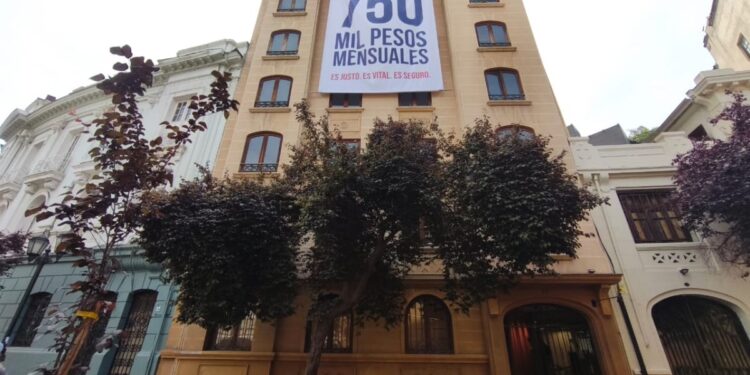 «Chile merece un ingreso mensual de 750 mil pesos»: El comando de Jara exhibió un lienzo en su sede para impulsar su propuesta de ingreso vital.