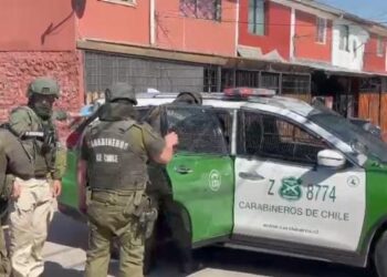 Operativo antidrogas en Maipú: 16 viviendas registradas, 15 arrestos yincautación de droga y armamento.