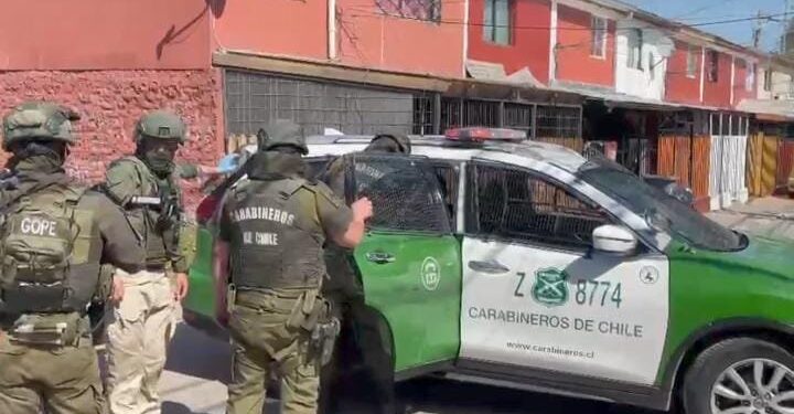 Operativo antidrogas en Maipú: 16 viviendas registradas, 15 arrestos yincautación de droga y armamento.