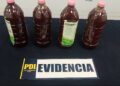 Detienen a dos brasileños en el aeropuerto de Santiago con botellas de ayahuasca.