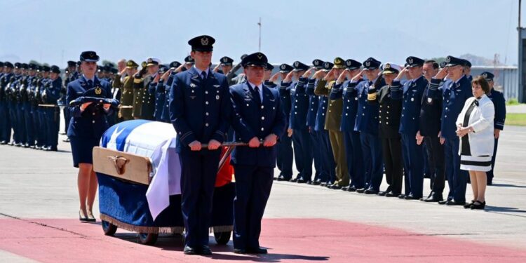 Honores en Santiago para el piloto de la FACh que perdió la vida en un accidente aéreo en Campos de Hielo Sur.