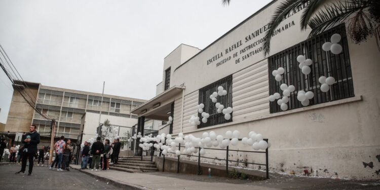 Ministerio de Educación cancela el Simce en la escuela del estudiante que falleció en un accidente provocado por delincuentes en Recoleta.