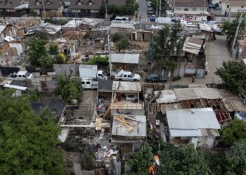 Inició el desalojo y demolición del campamento Los Aromos en Colina, donde residían aproximadamente 400 familias.