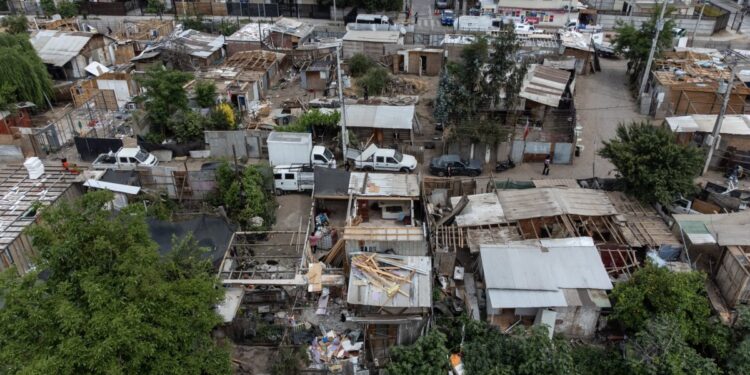 Inició el desalojo y demolición del campamento Los Aromos en Colina, donde residían aproximadamente 400 familias.