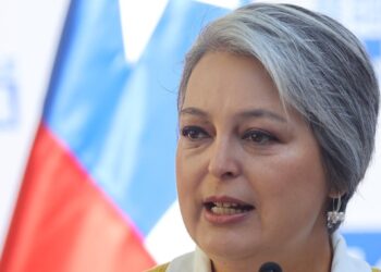 Jara arremete contra Matthei por sus comentarios sobre el Plan Nacional de Búsqueda: «Muestra ser la misma que apoyaba a Pinochet.»