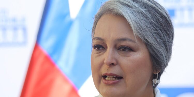 Jara arremete contra Matthei por sus comentarios sobre el Plan Nacional de Búsqueda: «Muestra ser la misma que apoyaba a Pinochet.»