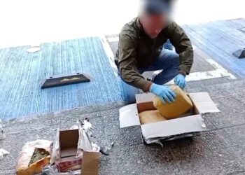 Dos personas fueron arrestadas por recibir un paquete con tres kilos de marihuana en Temuco.