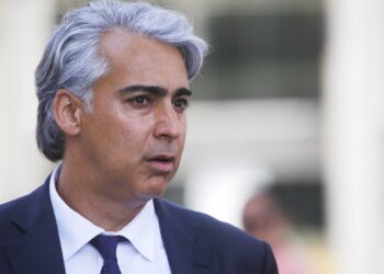 Marco Enríquez-Ominami critica la gestión financiera del Gobierno y señala que el país se encuentra ante un «desastre fiscal».