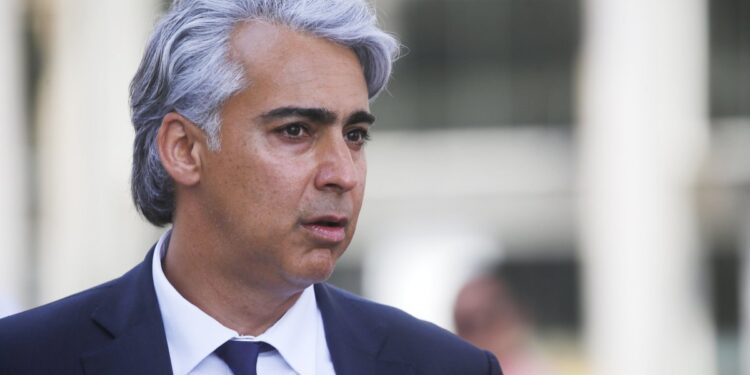 Marco Enríquez-Ominami critica la gestión financiera del Gobierno y señala que el país se encuentra ante un «desastre fiscal».