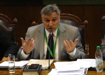 Francisco Cox se convierte en el abogado del exministro Pardow debido a la acusación constitucional por un error en las facturas de electricidad.