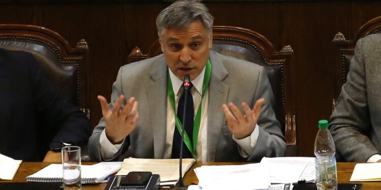 Francisco Cox se convierte en el abogado del exministro Pardow debido a la acusación constitucional por un error en las facturas de electricidad.