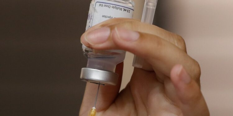 La revista científica The Lancet elogió a Chile por su programa de vacunación contra el virus sincicial.