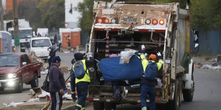 El Senado aprobó el proyecto de ley que reconoce la labor de los recolectores de basura domiciliaria.