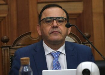 Cámara de Diputados aprueba la acusación constitucional contra el ministro Antonio Ulloa, lo que podría llevar a su destitución en la Corte de Santiago.