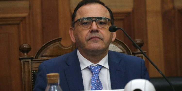 Cámara de Diputados aprueba la acusación constitucional contra el ministro Antonio Ulloa, lo que podría llevar a su destitución en la Corte de Santiago.