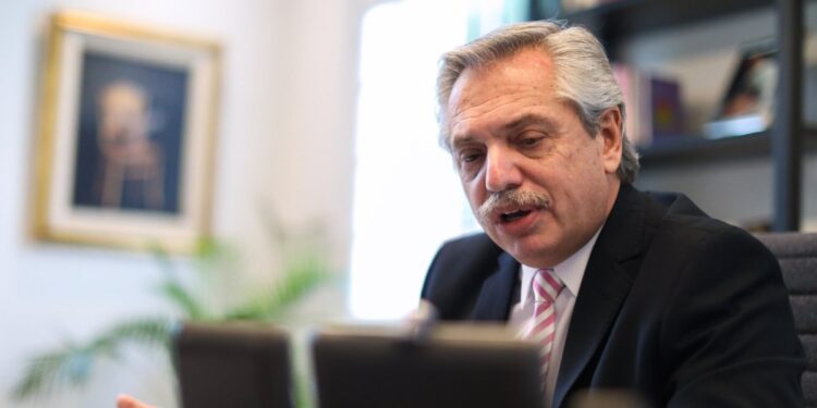 La justicia argentina ratifica el proceso judicial contra el expresidente Fernández por violencia de género.