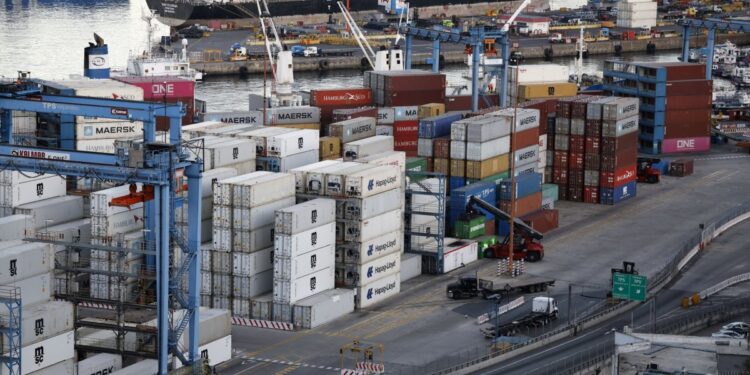 Alertan que las exportaciones en puertos podrían verse impactadas por la huelga del SAG.