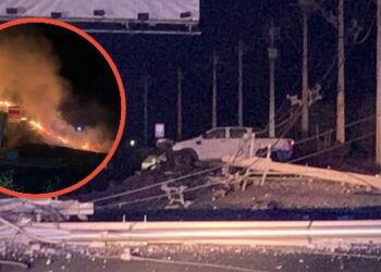 [CHICUREO] Chocazo violento: camioneta tumbó postes de la luz y causó un incendio