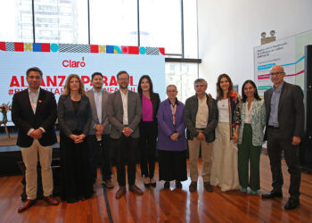 Claro Chile y organismos públicos unidos por una crianza digital segura.