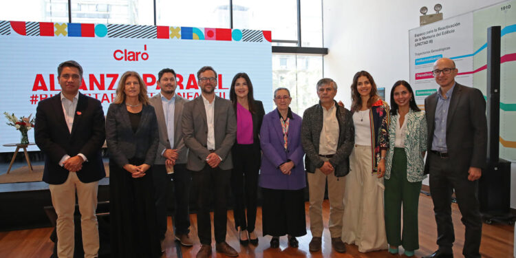 Claro Chile y organismos públicos unidos por una crianza digital segura.