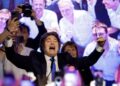 Javier Milei festeja su victoria electoral al comprometerse a implementar reformas para «devolver la grandeza a Argentina».