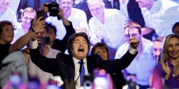 Javier Milei festeja su victoria electoral al comprometerse a implementar reformas para «devolver la grandeza a Argentina».