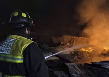 Nuevo incendio entre Cañete y Reputo: Máquinas de un aserradero son consumidas por las llamas.