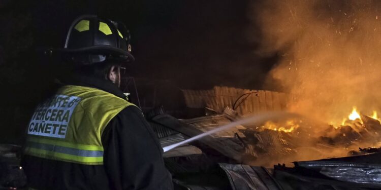 Nuevo incendio entre Cañete y Reputo: Máquinas de un aserradero son consumidas por las llamas.