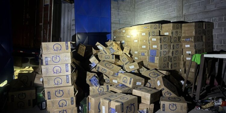 Confiscaron más de 1.400 millones de pesos en cigarros de contrabando en el norte del país.