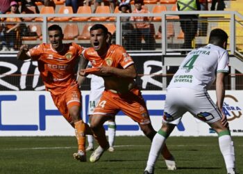 Cobreloa venció a Deportes Temuco con un jugador menos.