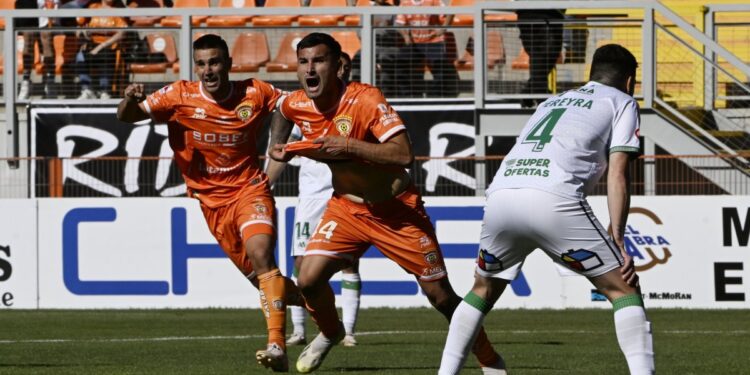 Cobreloa venció a Deportes Temuco con un jugador menos.