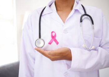 Aumento de casos en mujeres jóvenes genera llamado a potenciar la detección temprana.