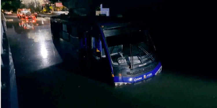 Rotura de matriz inunda el subterráneo de Avda. Colón y desvíos de tránsito podrían durar hasta 10 días.