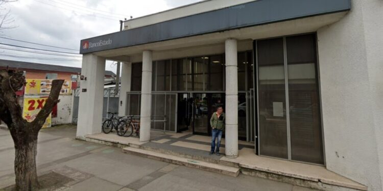 No era Batman ni un intruso: el inusual visitante que desencadenó las alarmas de un banco en Cabrero.