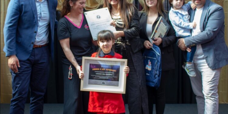 Niña de Peñaflor se gana un viaje al Centro Espacial en Inglaterra.