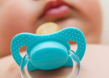 Encuentran sustancia tóxica en chupetes de marcas europeas conocidas para guaguas.