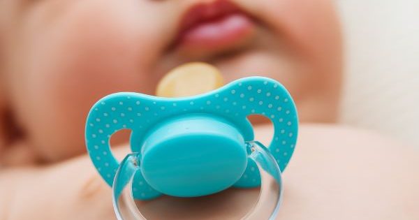 Encuentran sustancia tóxica en chupetes de marcas europeas conocidas para guaguas.