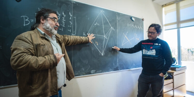 ¡Inédito! Científicos chilenos solucionan un problema matemático que estuvo sin resolver durante 70 años.