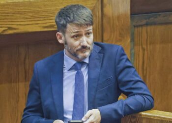 Oficial: renuncia el Ministro de Energía tras un error en el cálculo de tarifas eléctricas.