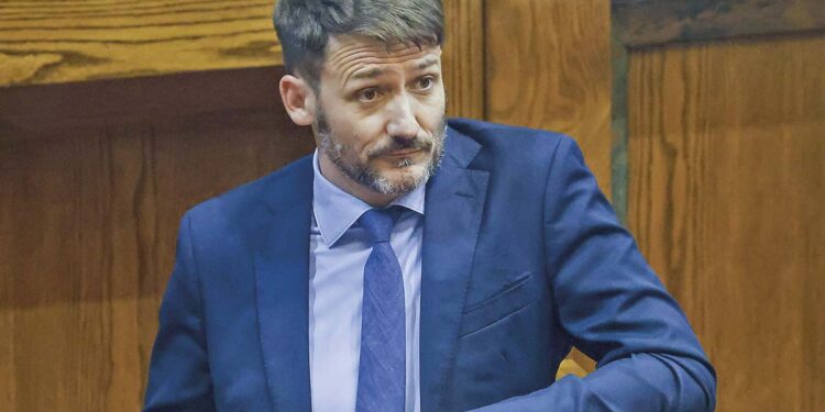 Oficial: renuncia el Ministro de Energía tras un error en el cálculo de tarifas eléctricas.