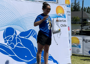 Joven nadadora maulina destaca en campeonato de aguas abiertas.