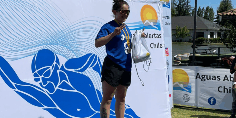 Joven nadadora maulina destaca en campeonato de aguas abiertas.